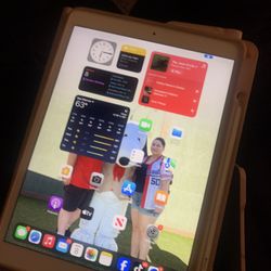 iPad Pro (10.5 Inch) With Accessories 