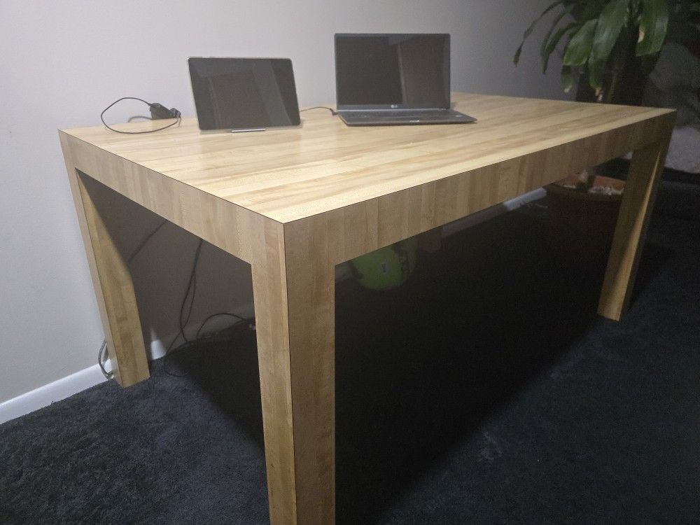 Apple Store Table Desk