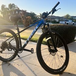 Trek Marlin 8 mountain Bike