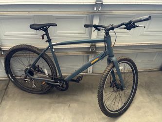 Hybrid (mostly road) bike - Diamondback Division 1