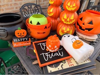 Halloween Decor Lot accepting offers