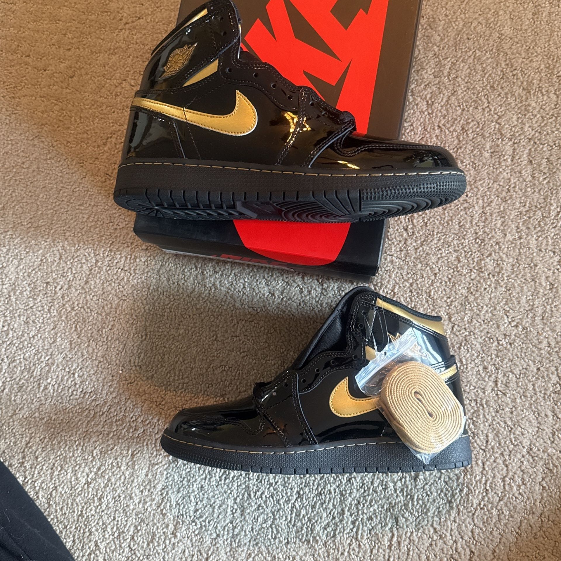 DS Black Metallic Gold Nike Jordan Retro 1 Size 7Y