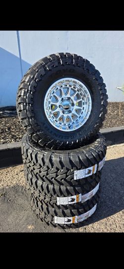 17" KMC w/ 35x12.50R17 Toyo MT tires