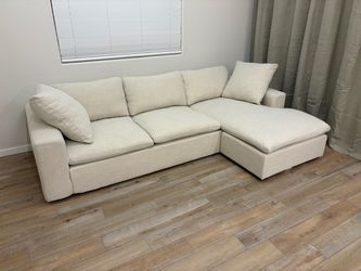 LIVING SPACES SOFA / COUCH / SECTIONAL WITH REVERSIBLE CHAISE