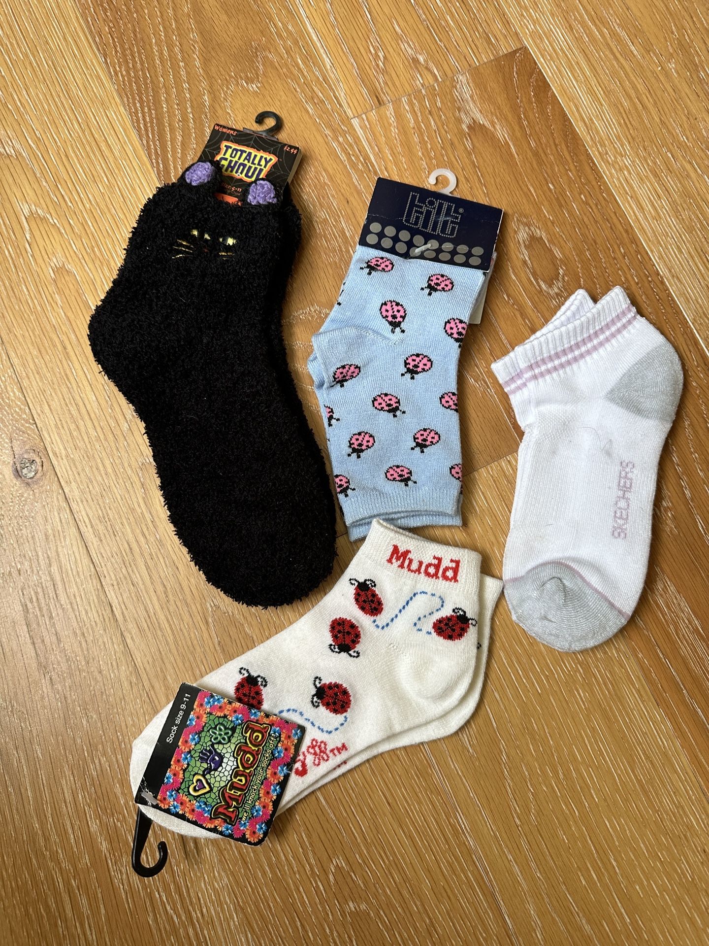 New Lady’s Socks Bundles 4 pairs Halloween Cat Lady bugs