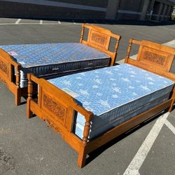 2 twin size beds with hand carved oak wood and mattresses/2 camas individuales con colchones