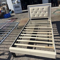 TODDLERS BED