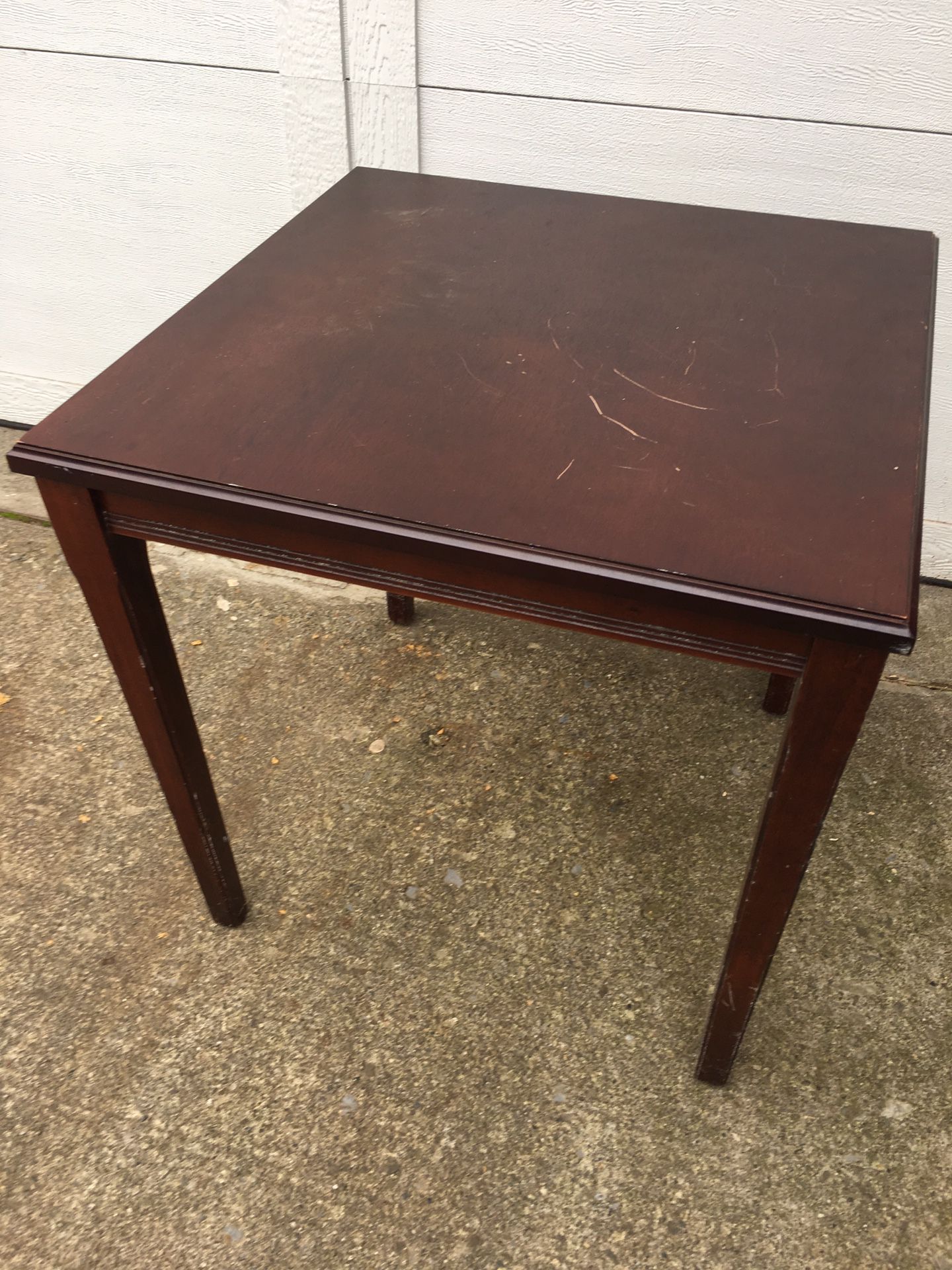 Great little side/end table 2’x2’,x2’ Few scratches on top solid good shape.