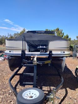 Pontoon boat