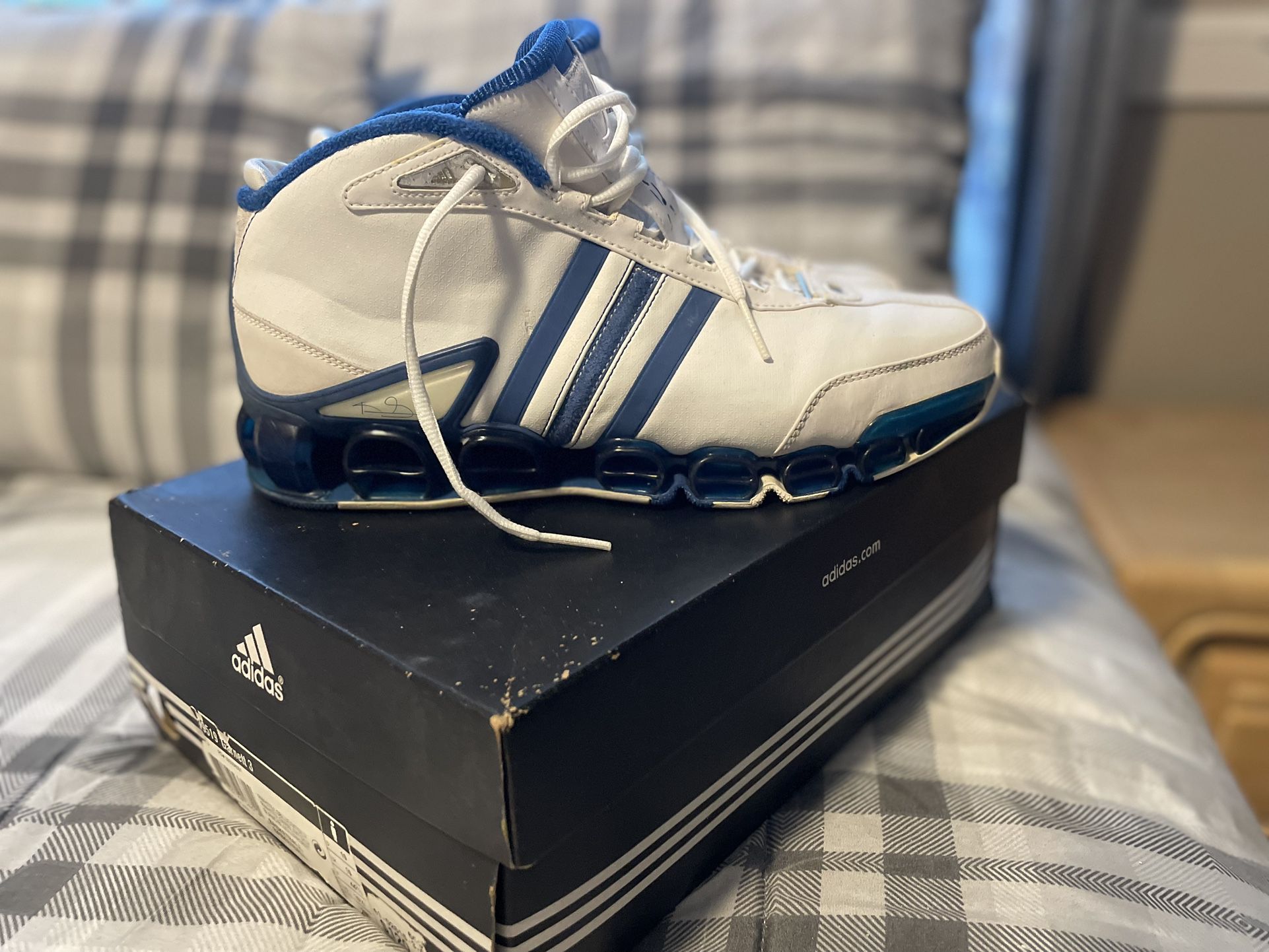 Vintage Adidas Garnett 3. Basketball High Tops, White/Blue. Size: 10.5