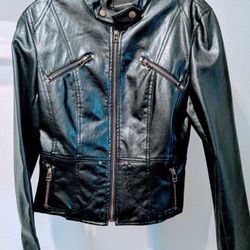 BLACK FAUX LEATHER CROPPED MOTO JACKET