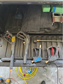 Pressure washer guns and hoses