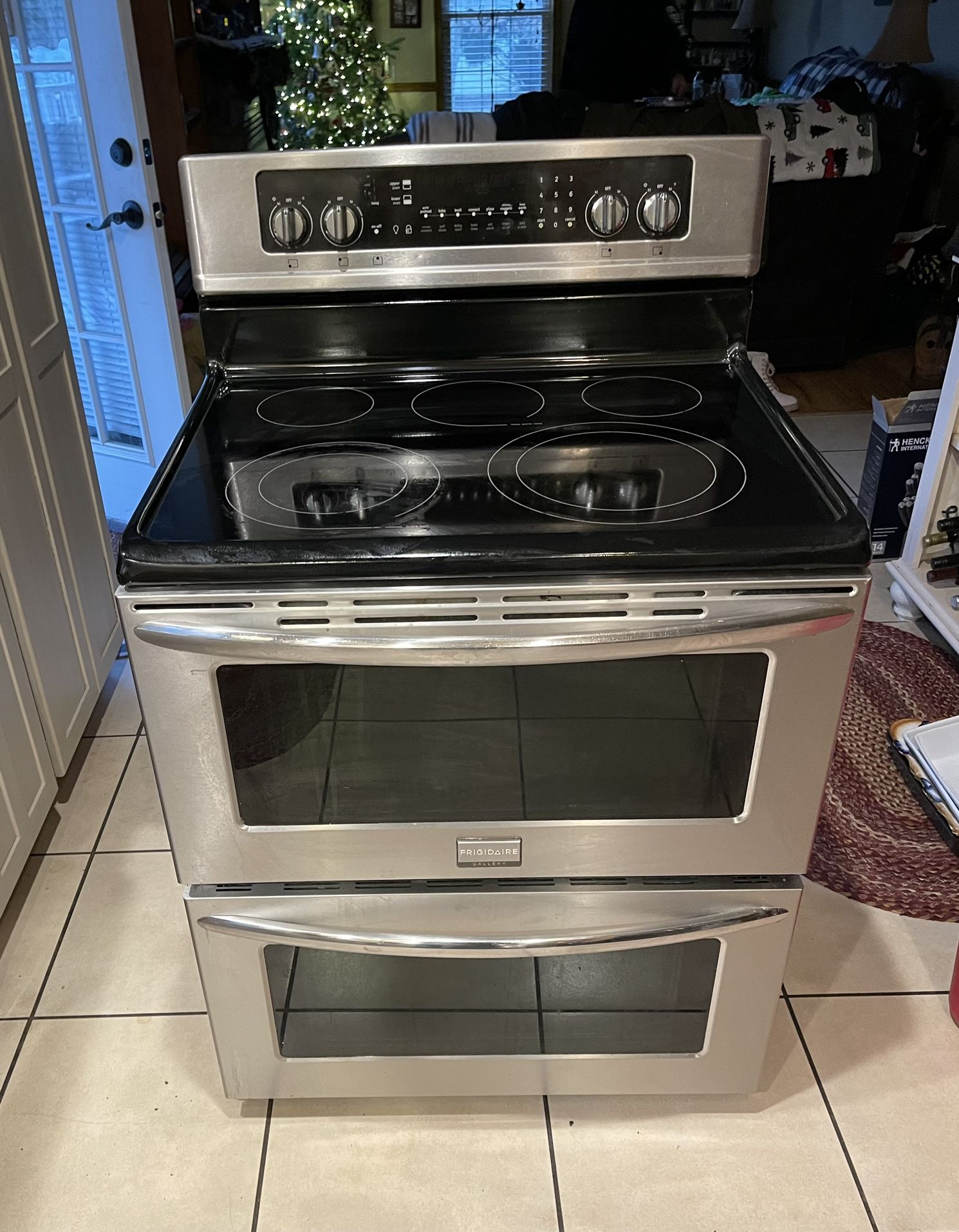 Electric Frigidaire Gallery Convection Double Oven Stove for Sale in Martinsburg, WV OfferUp