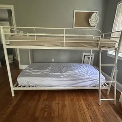 Twin bunk bed