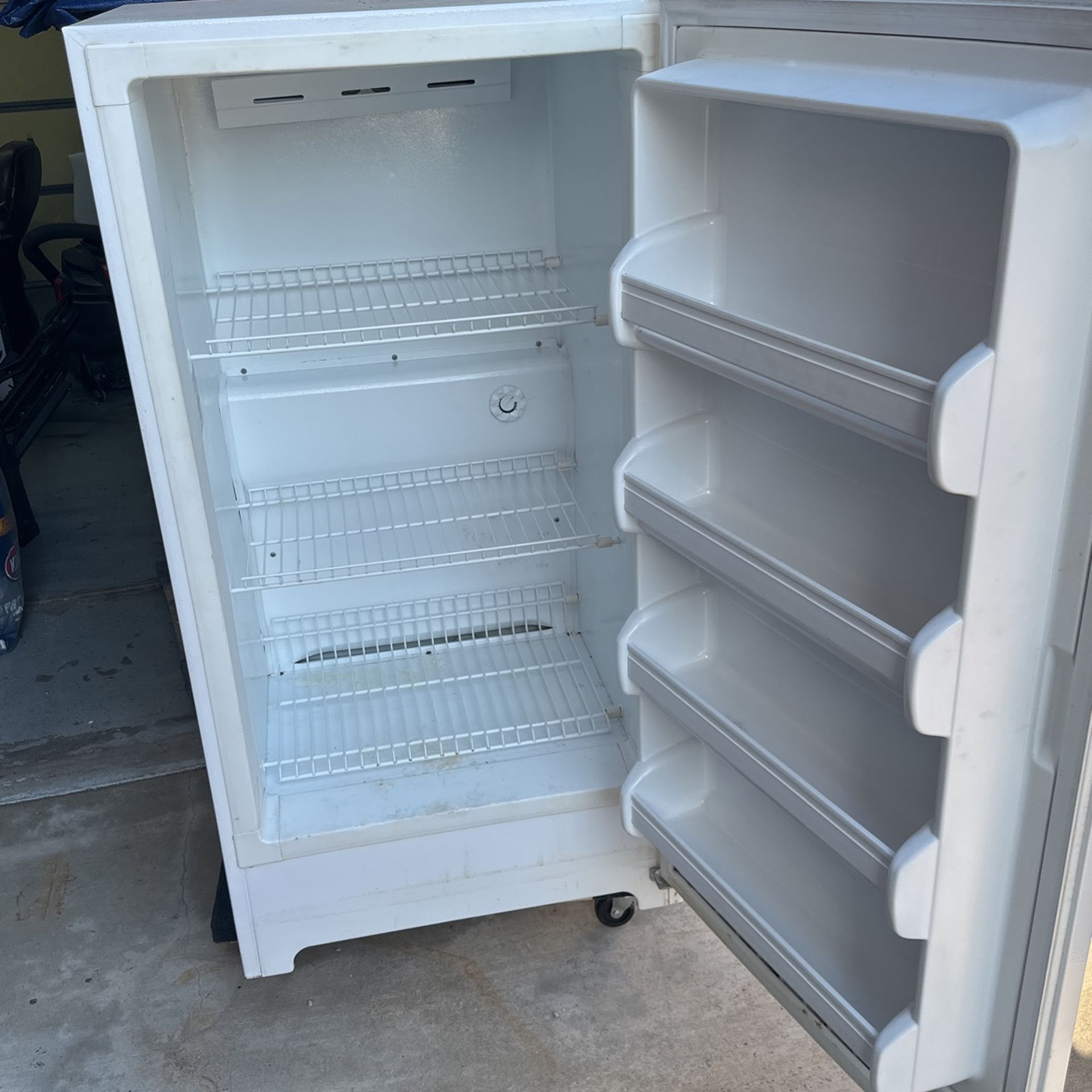 Frigidaire Upright Deep Freezer 20 Cu Ft for Sale in Temecula, CA OfferUp