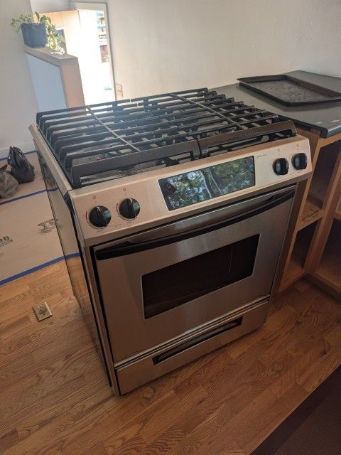 Whirlpool Gold GW395LEPS 30” Slide-In Gas Range – Stainless Steel
