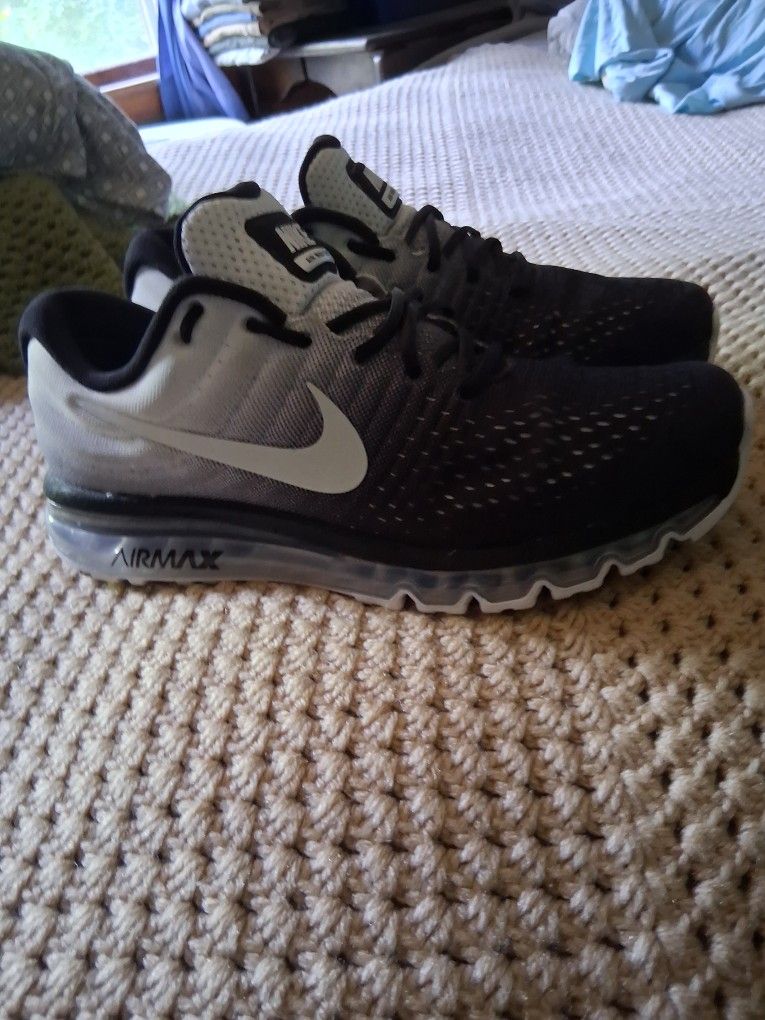 NIKE AIR MAX 2017 BLACK FADED TO WHITE MEN'S SIZE 11. ONLY WORN TWICE, IN LIKE NEW CONDITION.