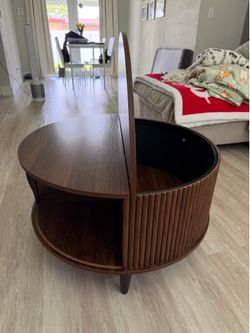 Modern Fluted Lift-Top Coffee Table with Hidden Storage – Excellent Condition