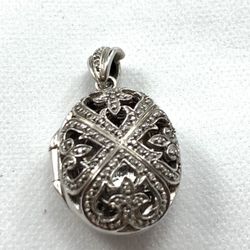 Silver Scent open locket with diamond pendant