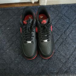 .
👟 Nike Air Force 1 '07 – Black/University Red (FJ4146-002)