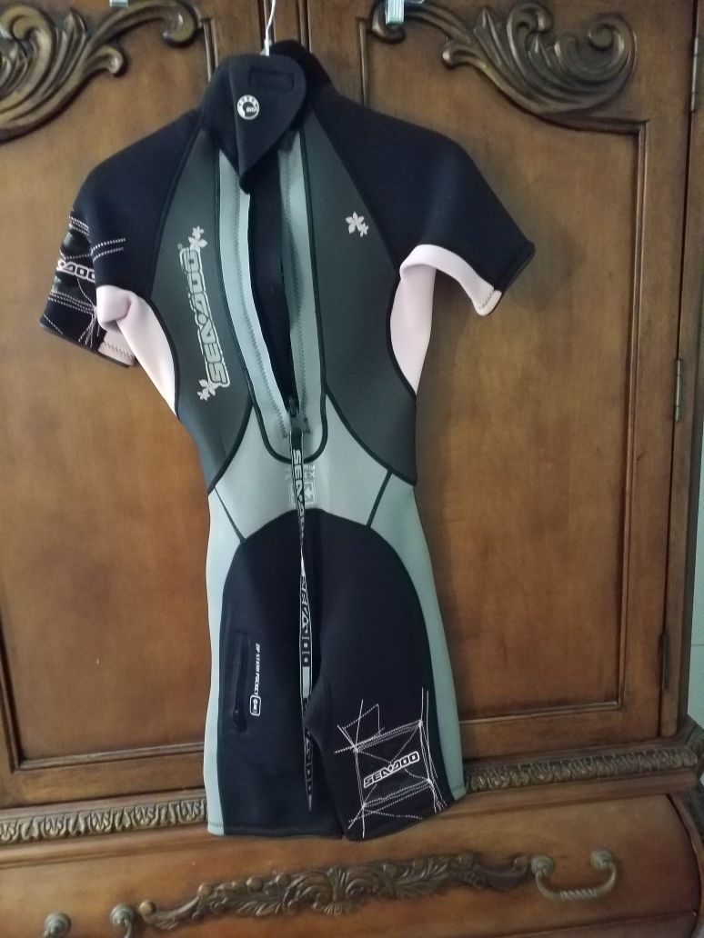 Womens BRP wet suit size 6