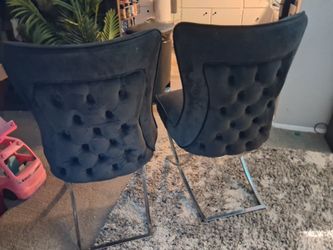 2 BEAUTIFUL BLACK DINING CHAIRS