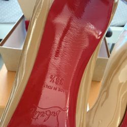 Christian Loubotin (Red bottom) size 38.5 (8US)