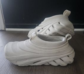 CROCS ECHO STORM TUNDRA
Cream color
Men 6/Women 8 CASH $10