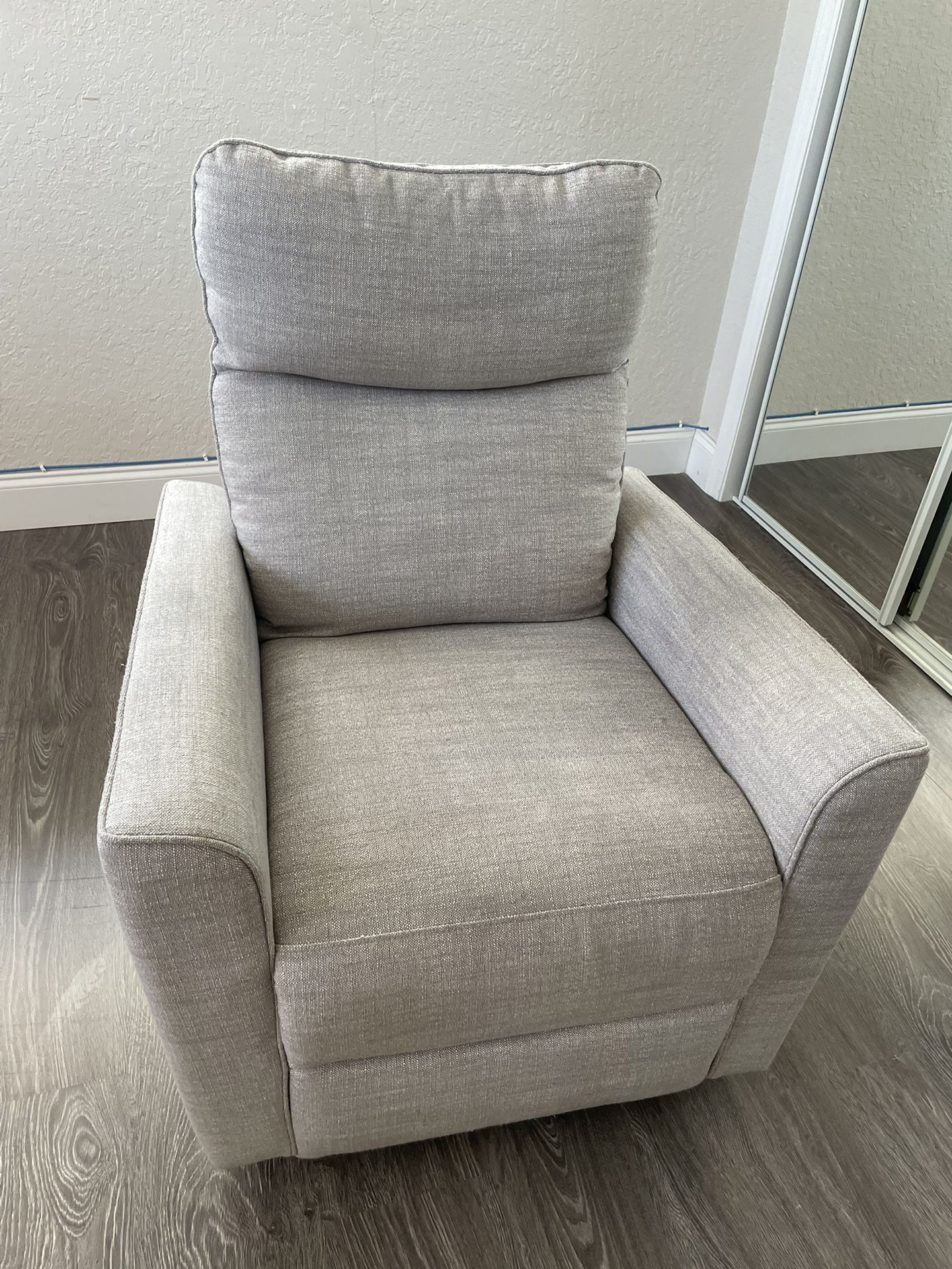 Da Vinci Gabby 360 Swivel Glider Nursery Chair