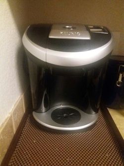 Coffee maker with cups