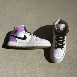 Women’s Air Jordan 1’s ‘Barely Grape’ Mid