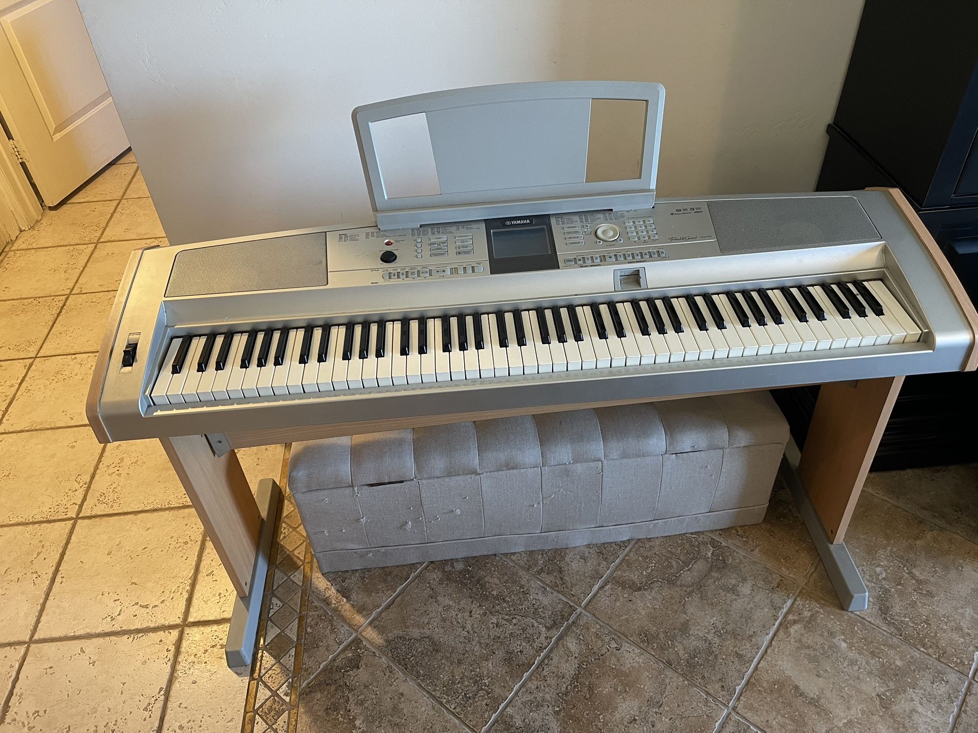 Yamaha Portable Grand DGX-505