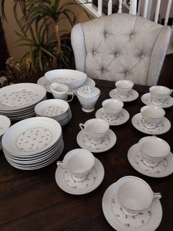 Fine China Dinnerware Set with Floral Pattern