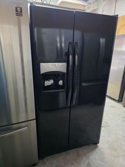 Frigidaire side by side Refrigerator everything works good 📌