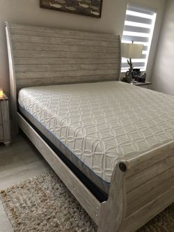 Temper pedic mattress king size LIKE NEW- only used for 1 year