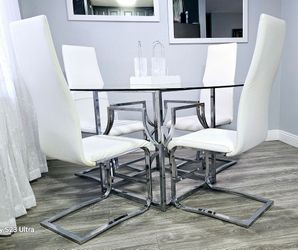 Dining room set 6 pieces Excellent condition, clean, delivery available.