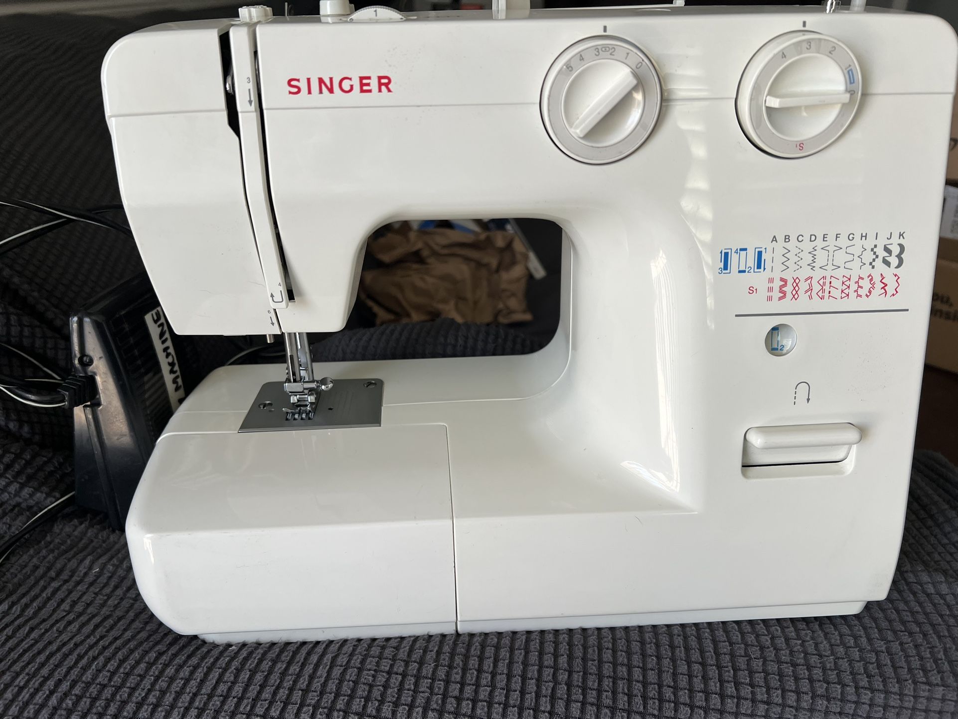Singer Sewing Machine Like New
