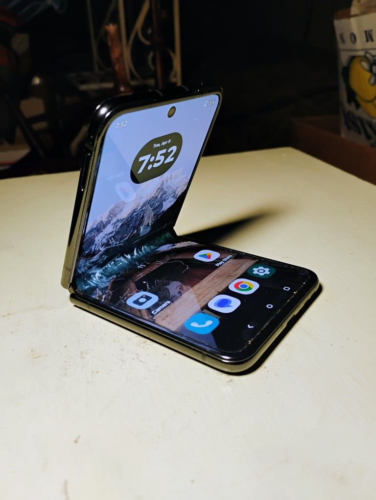 Motorola Razr+ 2023 5g (Unlocked) Brand New