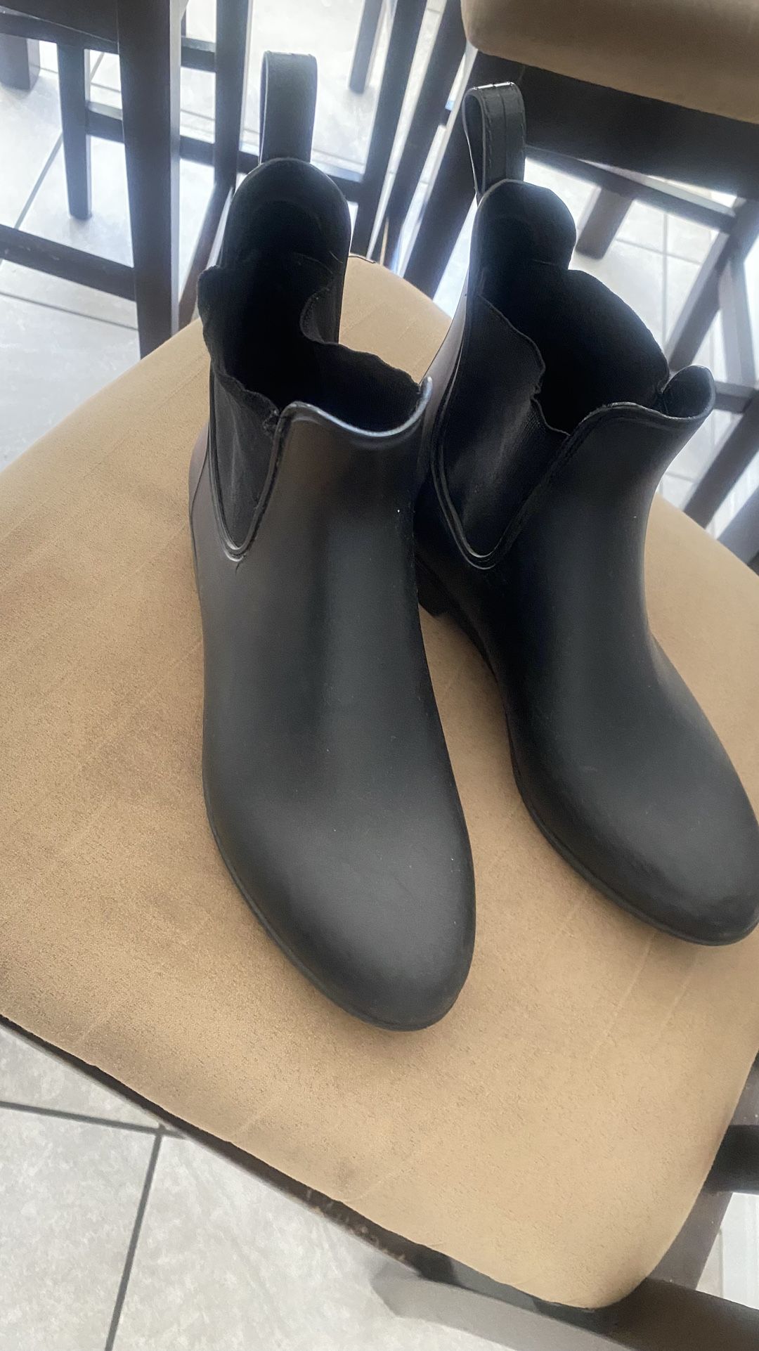 Black Rubber Rainboots - Size 7