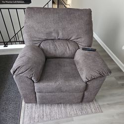 Ashley Furniture Recliner NEW ONLY ONE MONTH OLD MOVING TO A NEW HOUSE ..COST $800 SELLING FOR $300
