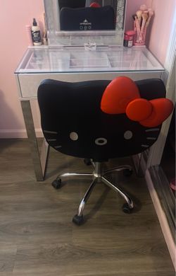 Hello Kitty impressions chair