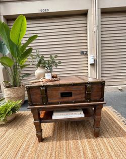 Beautiful vintage-style trunk coffee table