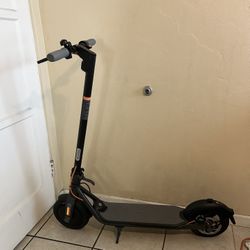 Segway Ninebot F25 F40 Scooter – Fast, Reliable, Includes Charger