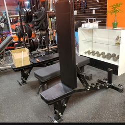 HEAVY DUTY COMMERCIAL GRADE 1000 LBS CAPACITY ADJUSTABLE BENCH THAT CAN INCLINE, FLAT AND MILITARY PRESS WITH WHEELS ( BRAND NEW IN THE BOX  )