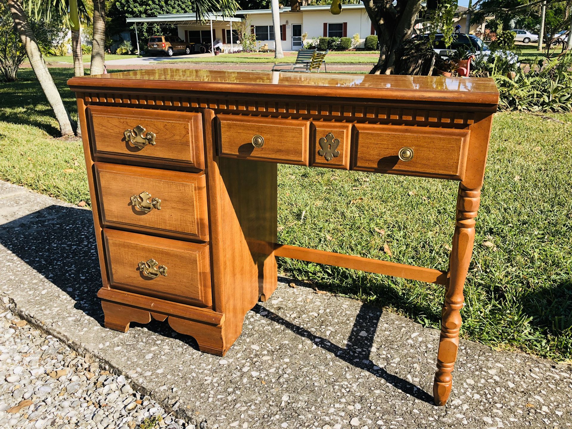 Early American Small (4) Drawer Desk.
