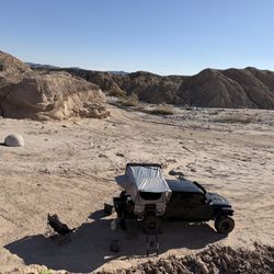 M.I.A hard shell rooftop tent with upgraded  full size mattress (4.5 inch thick)  *comes with rack for truck bed