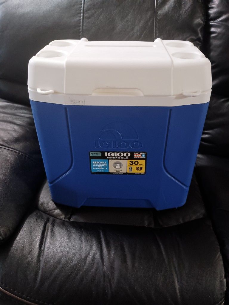 Igloo Profile 30 Quarts Roller Cooler