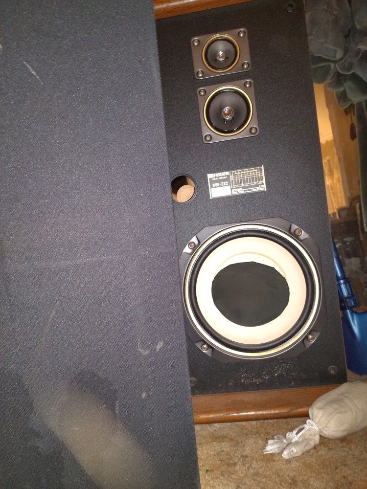 Fisher Speakers