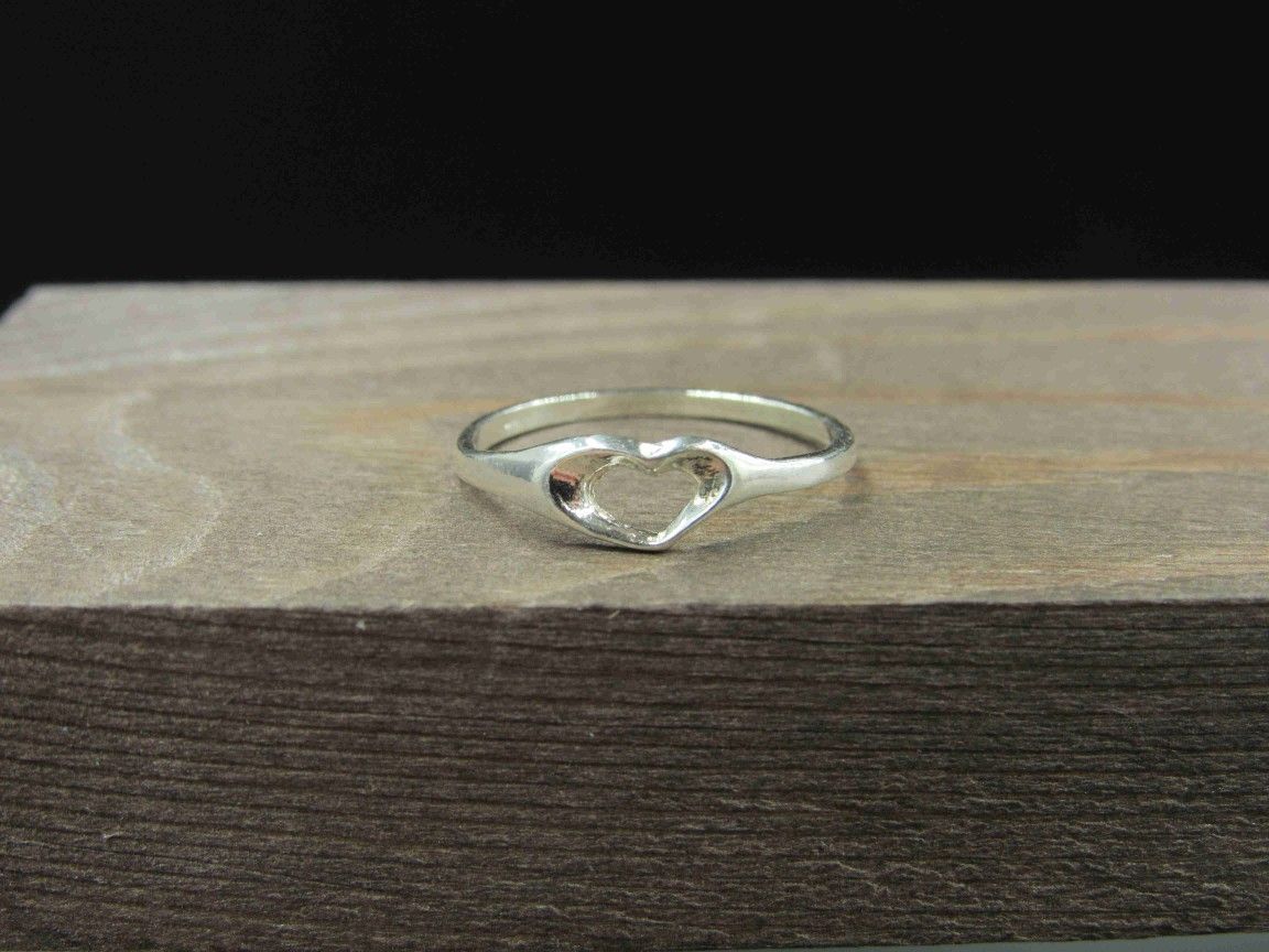 Size 6.25 Sterling Silver Small Odd Heart Band Ring Vintage Statement Engagement Wedding Promise Anniversary Bridal Cocktail Friendship