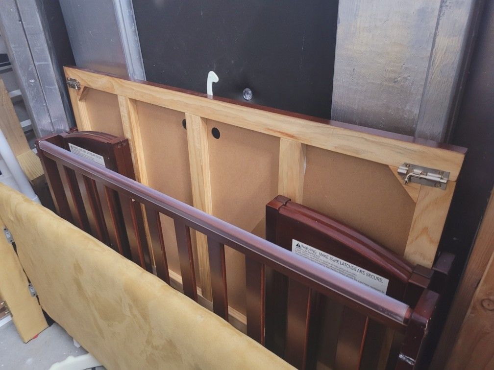 Roll Away Foldable Baby Bed/Crib